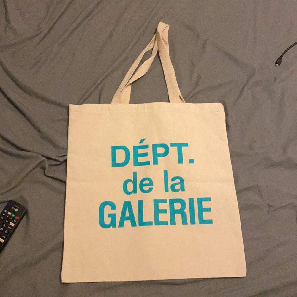 Dept. de la galerie, shopping tote.